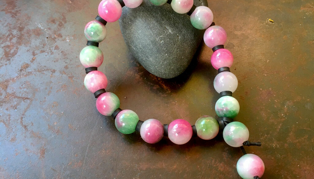 Armband elastiskt med persikofärgad jade