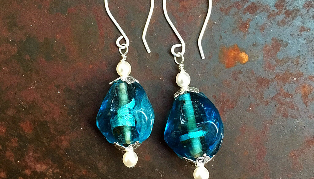 Örhängen silverwire med blå folierade pärlor och vaxade pärlor