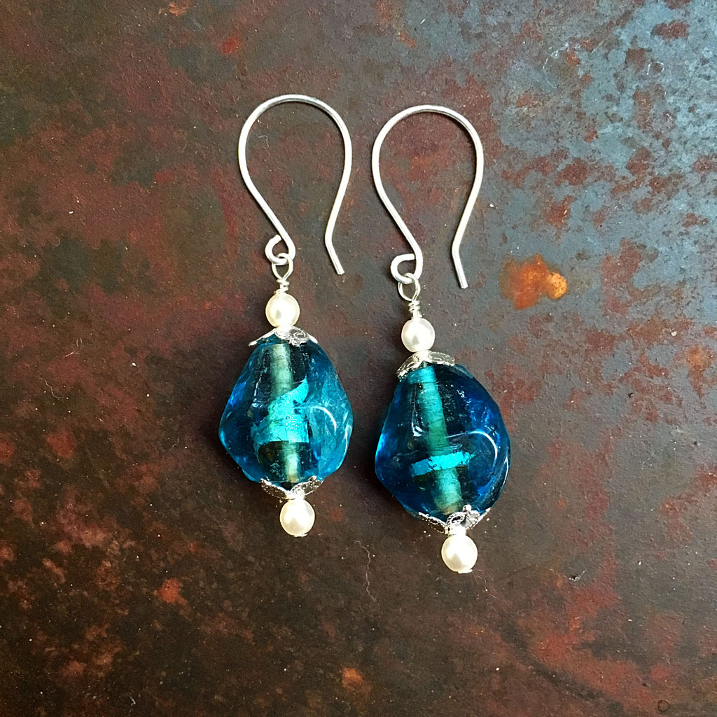 Örhängen silverwire med blå folierade pärlor och vaxade pärlor