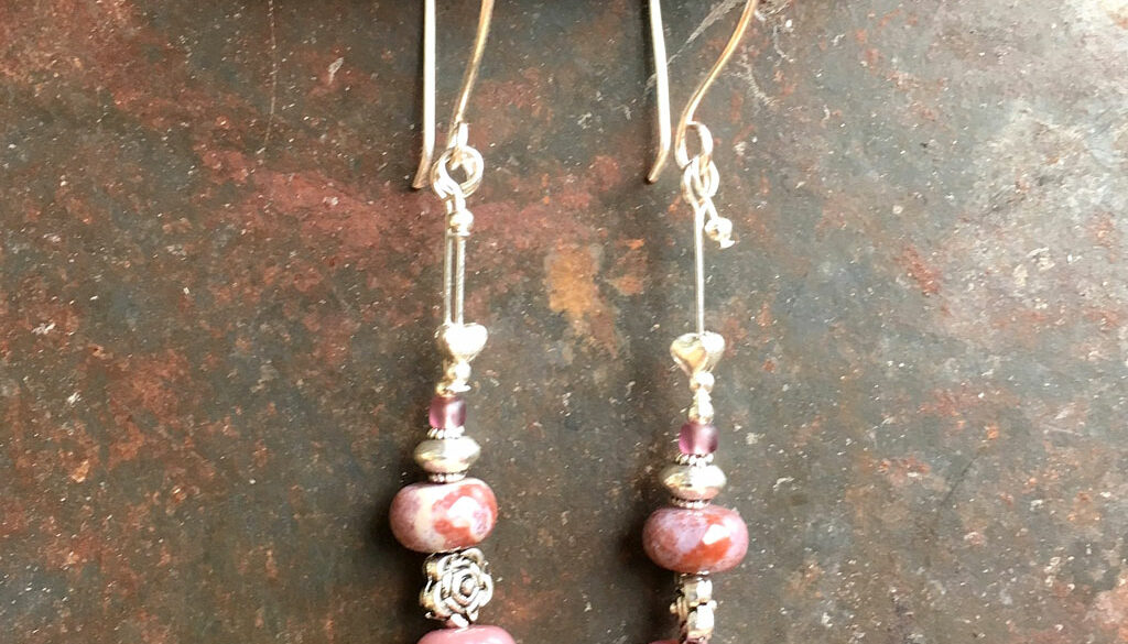 Örhängen silverpläterad wire metallpärlor och rosa indisk agat 7 cm långa