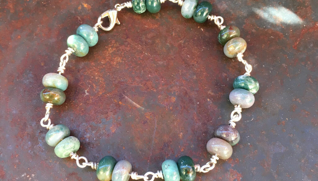Armband med gröna stenpärlor av indisk agat