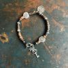 Armband läderband med bruna keramikpärlor och silverdetaljer