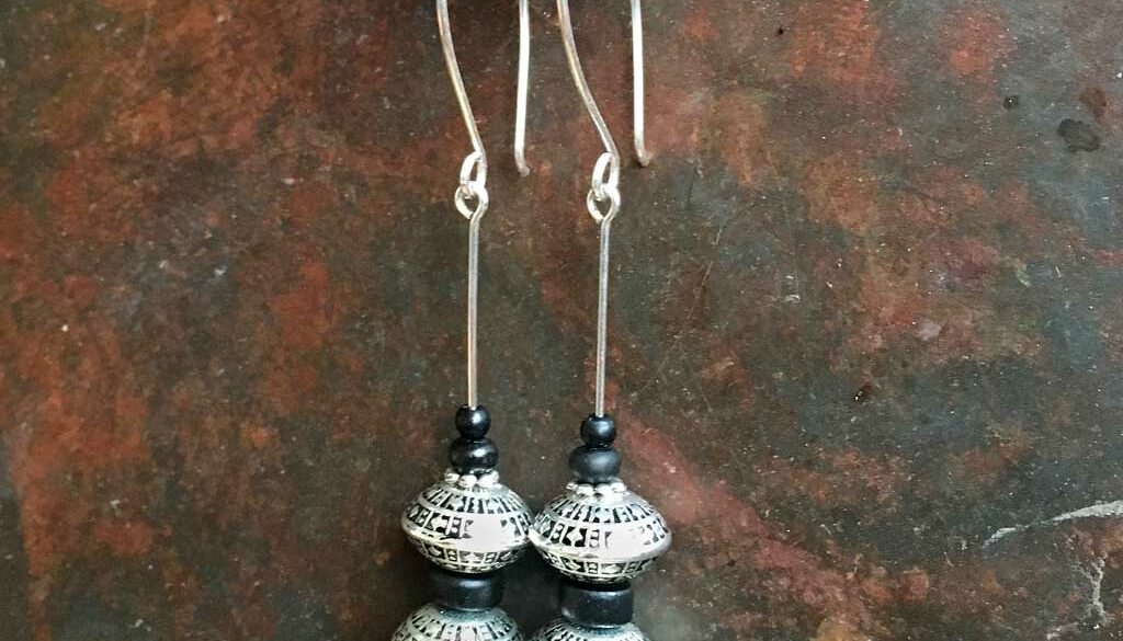 Örhängen Silverpläterad wire med svarta pärlor och pärlor i tibetanskt silver.