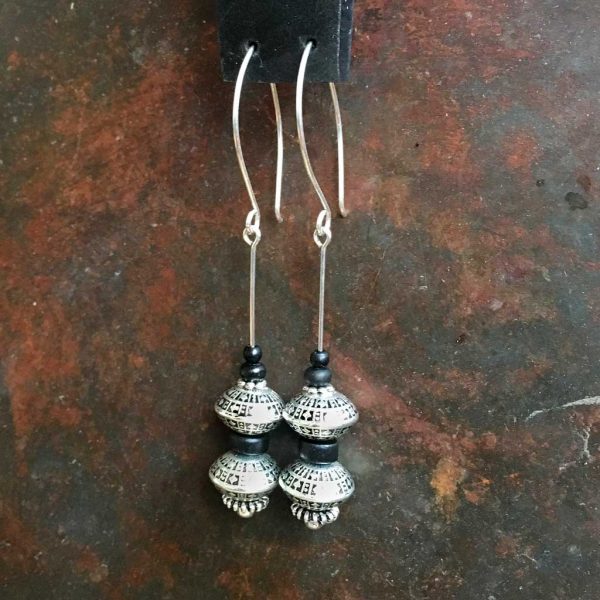 Örhängen Silverpläterad wire med svarta pärlor och pärlor i tibetanskt silver.