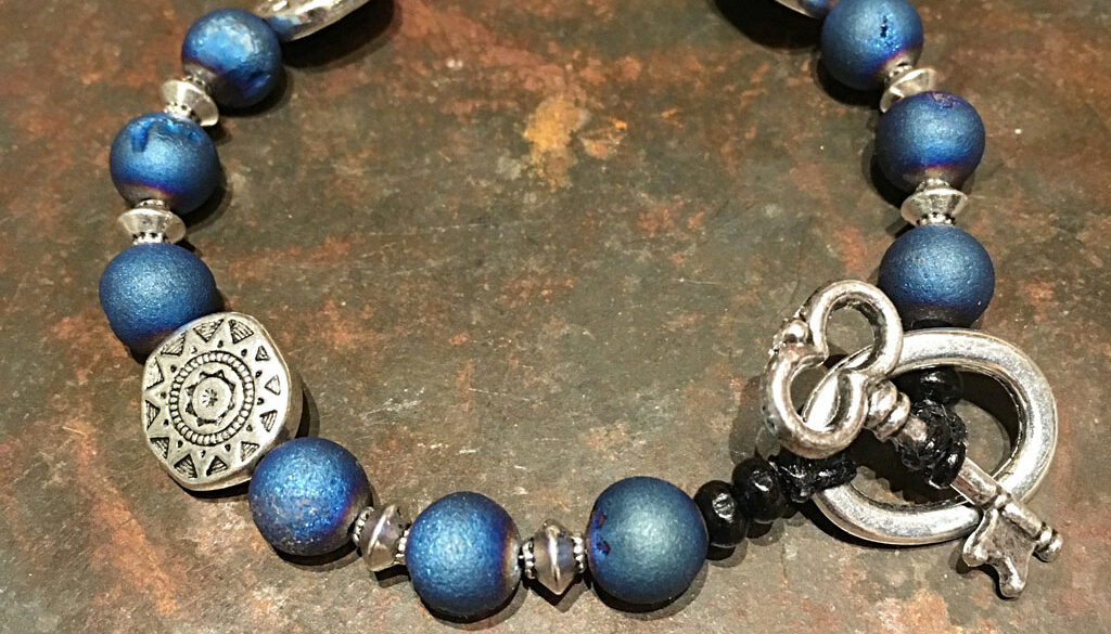 Armband, läderband med "Matte Blue frosted Drusy Agate"- och silverpärlor