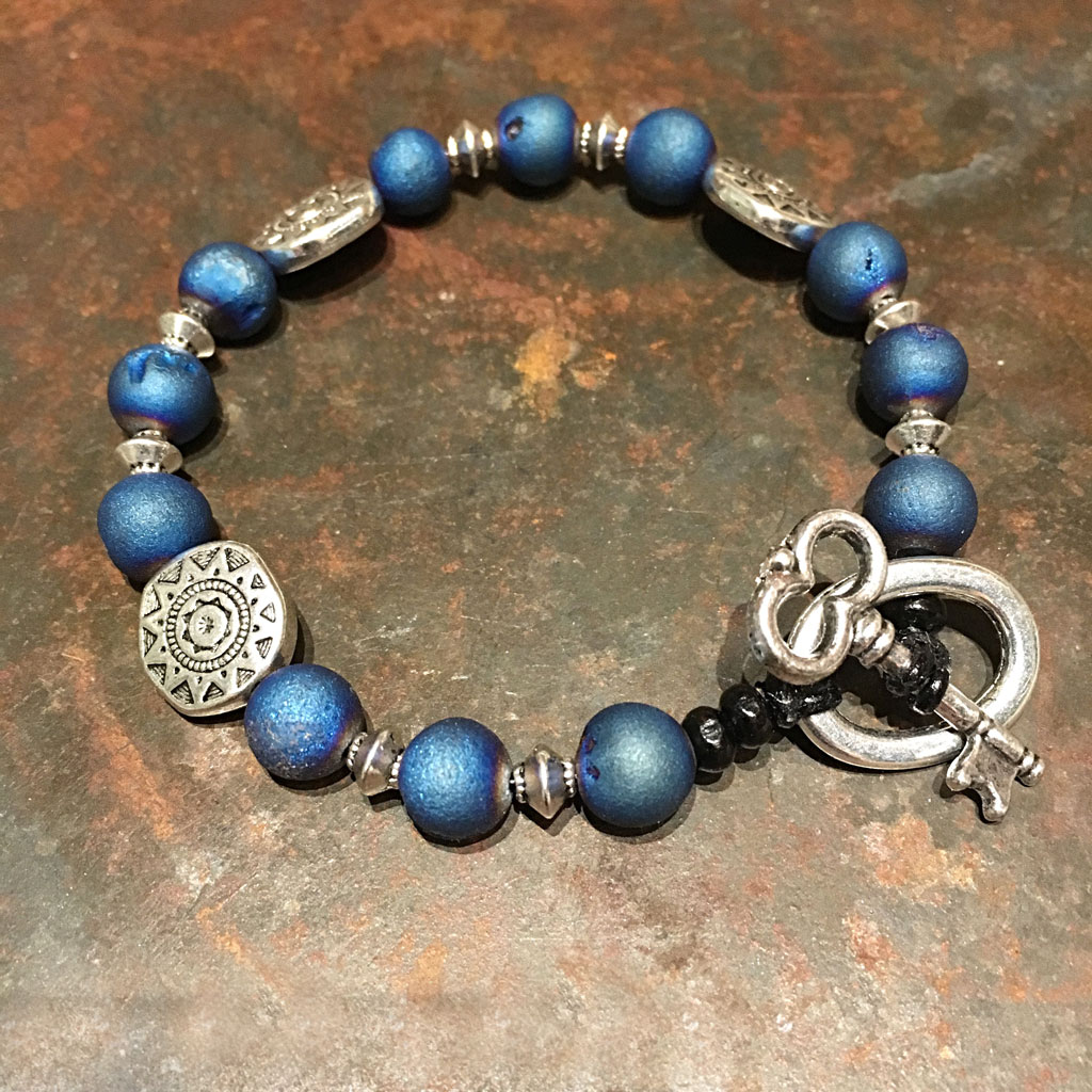 Armband, läderband med "Matte Blue frosted Drusy Agate"- och silverpärlor
